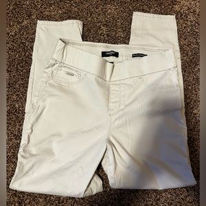 Nine West Heidi pull on skinny crop pant. Size:8. Cream colored